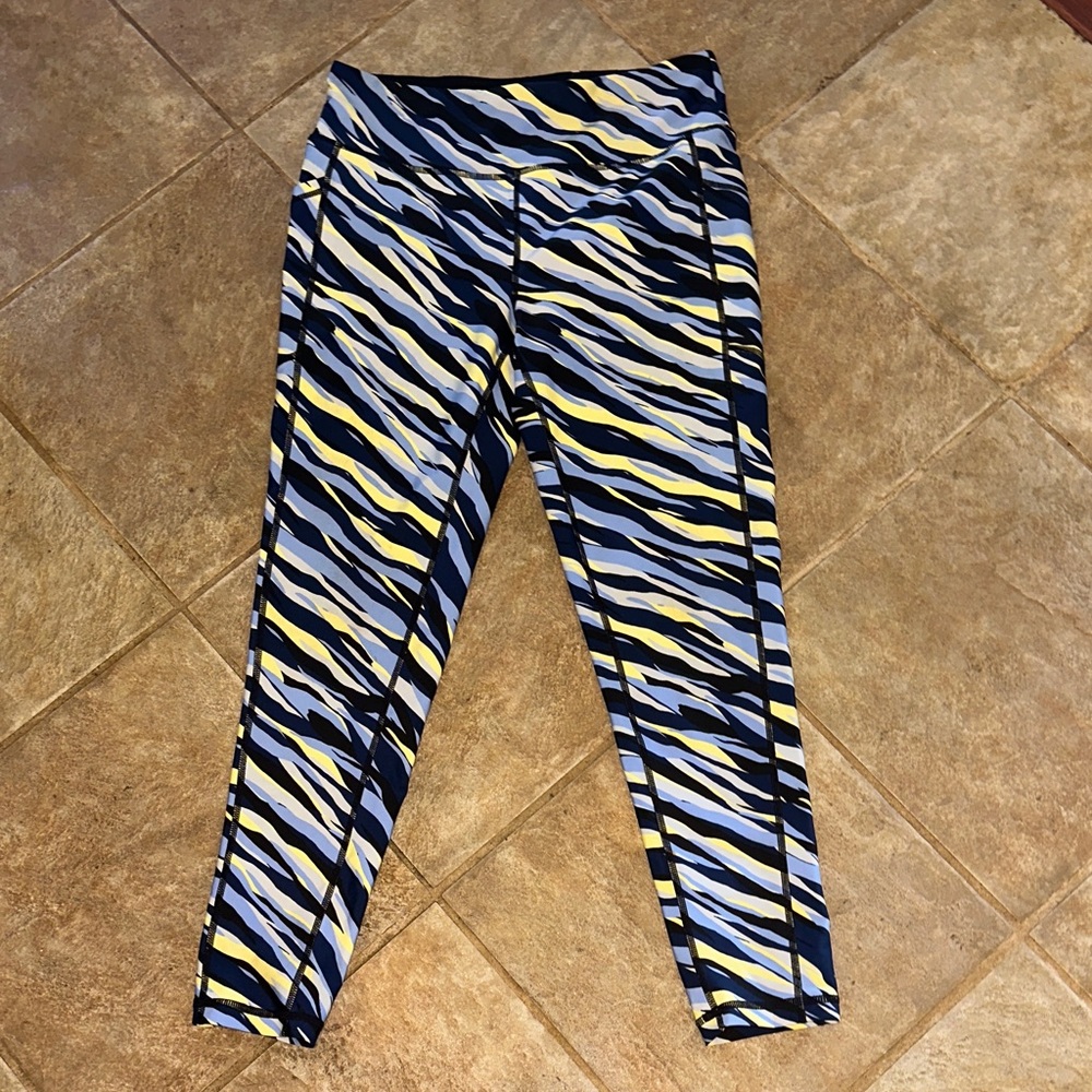 DKNY Sport Zebra Print Leggings BNWOT. And side pocket. Size medium